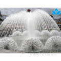 Belle fontaine d'eau de sculpture avec une boule de cristal